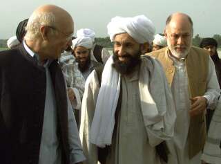 Pakistani Foreign Minister Sartaj Aziz (L) chats with his Afghan counterpart Mullah Mohammad Hassan Akhund (C) at Chaklala airbase near Islamabad August 24. Akhund, leading an 18 member delegation arrived in Pakistan on a 4-day official visit, aimed at talks on bilateral issues and the Afghan Transit Trade to the land-locked Afghanistan through Pakistan.    MP/PB