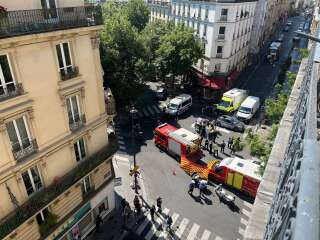 Les services d'urgence soignant deux occupants d'un véhicule blessés par la police après un refus d'obtempérer, dans le 18e arrondissement de Paris, le 4 juin 2022.