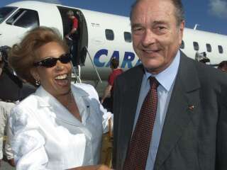 Lucette Michaux-Chevry et Jacques Chirac à l'aéroport de Pointe-à-Pitre, en Guadeloupe, le 6 avril 2002.