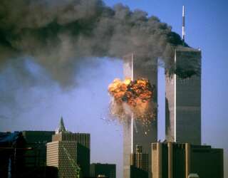 Une note du FBI déclassifiée à l'occasion du 20e anniversaire des attentats du 11-Septembre révèle une possible implication de l'Arabie saoudite dans l'attaque (photo d'archive montrant le moment où l'avion détourné par les terroristes d'Al-Qaïda entre en collision avec la tour sud du World Trade Center).