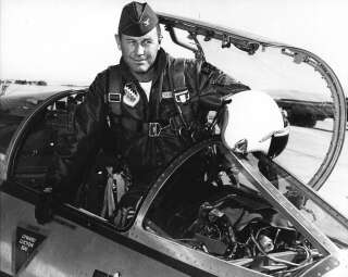 Le pilote américain Chuck Yeager en 1962, à la base aérienne 