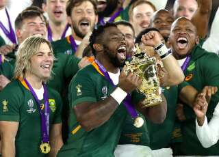 Ce samedi 2 novembre, Siya Kolisi est devenu le premier capitaine noir de l'équipe d'Afrique du Sud à soulever la Coupe du monde de Rugby.