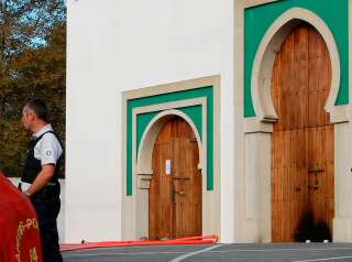 Un policier devant la mosquée de Bayonne ce 28 octobre.