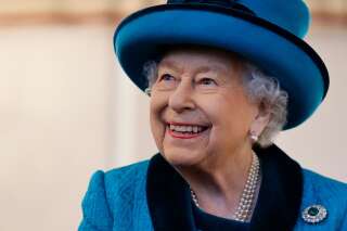 La reine Elisabeth II de Grande-Bretagne visite le nouveau siège de la Royal Philatelic Society à Londres le mardi 26 novembre 2019. (Tolga Akmen / Piscine via AP)