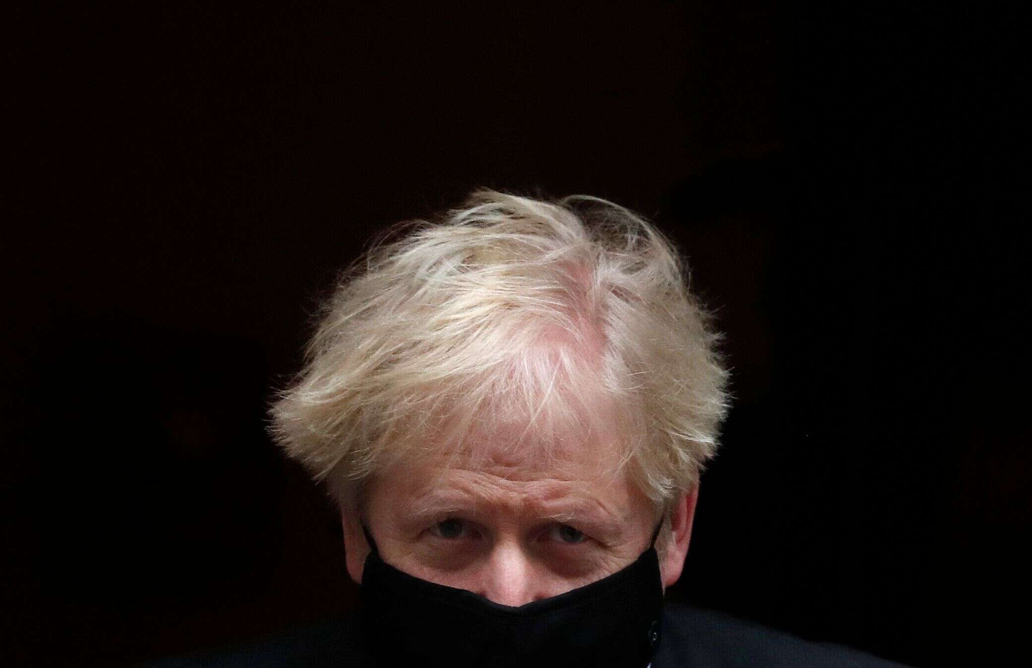 Boris Johnson quittant le 10 Downing Street le 9 décembre 2020  (AP Photo/Frank Augstein)
