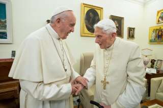 Benoît XVI appelle le pape François à ne pas ordonner d'hommes mariés
