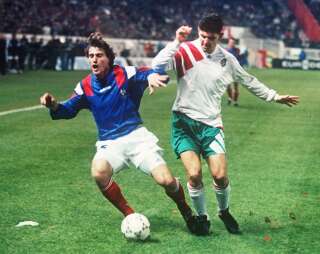 David Ginola (à gauche) lors de la rencontre opposant l'Équipe de France à la Bulgarie, le 17 novembre 1993 au Parc des Princes à Paris, en match qualificatif pour la coupe du monde 1994 aux Etats Unis.