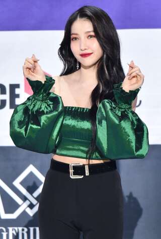 La chanteuse K-pop, Sowon, du groupe GFriend, lors d'un concert à Séoul le 9 novembre 2020.