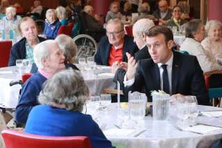 Face au coronavirus,  Macron appelle à limiter les visites aux aînés