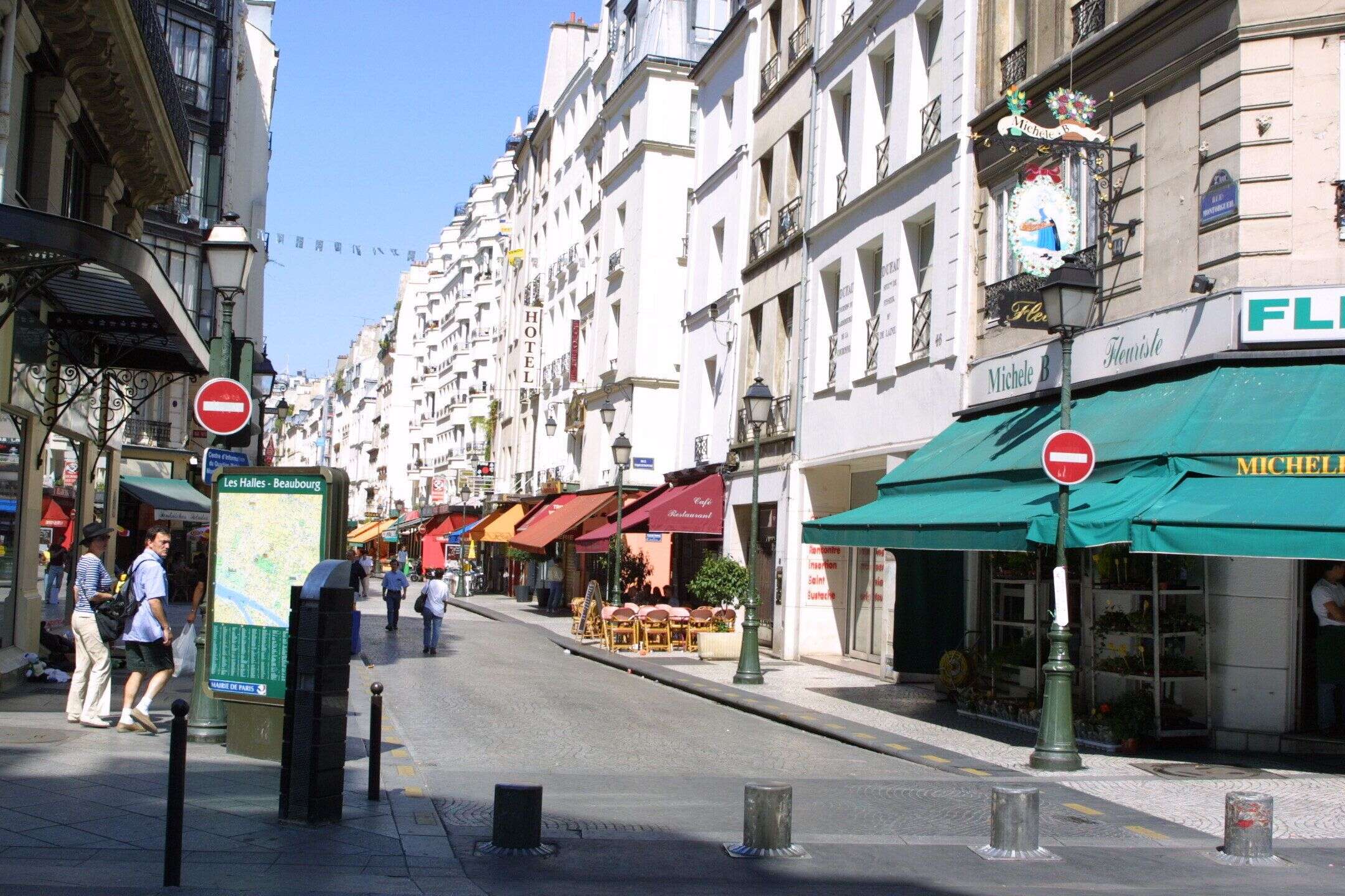 Image d'illustration - Les commerces situés rue Montorgueil à Paris, dans le quartier piétonnier près des Halles.