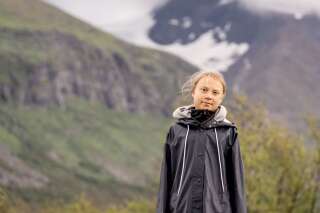 La militante suédoise pour le climat Greta Thunberg pose pour une photo près de la montagne Ahkka sur le site du patrimoine mondial de la région de Laponia à Sapmi, le 13 juillet 2021.