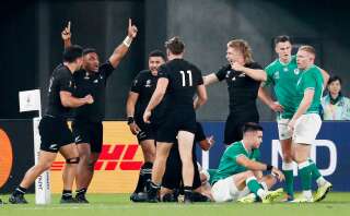 Aaron Smith et ses coéquipiers célèbrent un des nombreux essais de la Nouvelle-Zélande face à l'Irlande en quart de finale de la Coupe du monde de rugby 2019