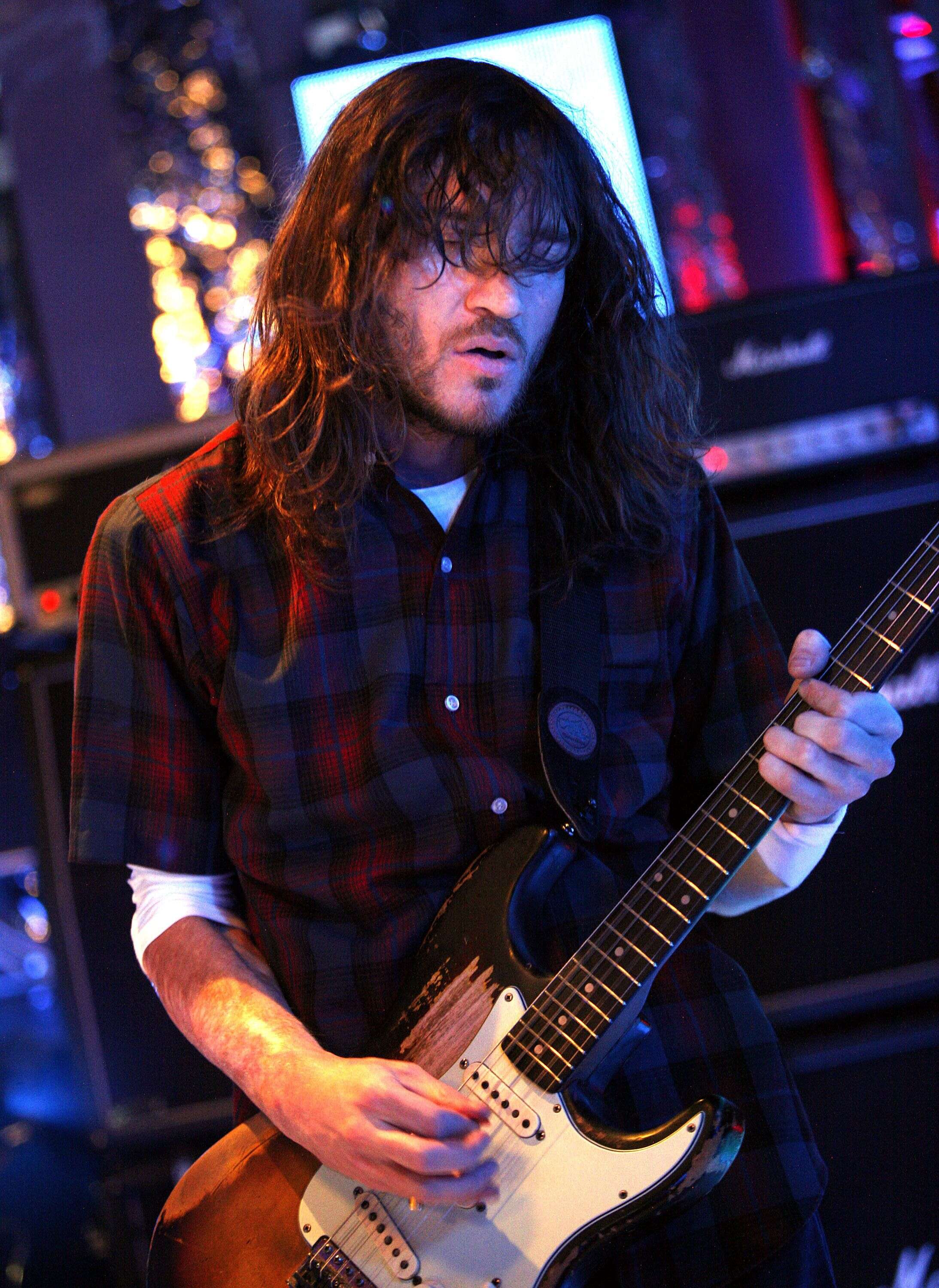 Les Red Hot Chili Peppers ont annoncé que l’ancien guitariste du groupe, John Frusciante, est de retour.