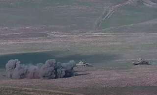Cette capture d'image, tirée d'une vidéo sur le site officiel du ministère arménien de la Défense le 27 septembre 2020, montrerait la destruction de chars azéris lors d'affrontements entre les séparatistes arméniens et l'Azerbaïdjan.
