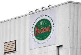 Le logo de l'usine Buitoni orne le côté de l'usine de Caudry, dans le nord de la France.