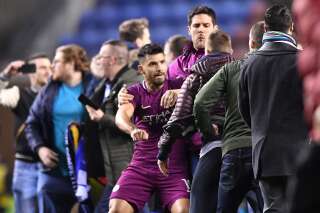 Sergio Agüero se bat avec un fan adverse après l'élimination surprise de Manchester City à Wigan