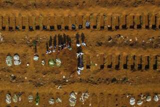 Hors de contrôle au Brésil, le Covid-19 y bat le record de morts en 24h (photo du cimetière de Vila Formosa à Sao Paulo le 23 mars 2021)