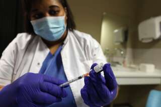 Une infirmière préparant une injection du vaccin contre le covid-19 à Nice (illustration).