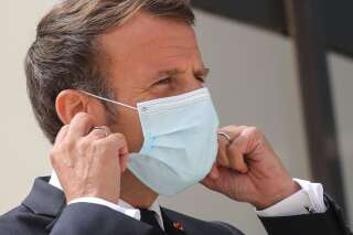 Image d'illustration - Emmanuel Macron enl_ve ton masque en arrivant au sommet du G5 Sahel, le 30 juin 2020