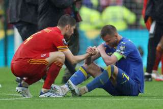 Ben Davies console le joueur ukrainien  Andriy Yarmolenko, le 5 juin 2022.