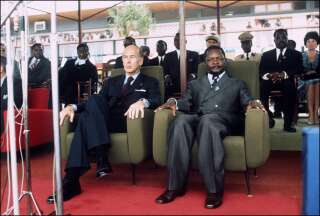 Le Président Valéry Giscard d'Estaing et le Président de la République centrafricaine Jean-Bédel Bokassa assistent à une cérémonie à Bangui, durant une visite officielle du Président français, le 5 mars 1975.