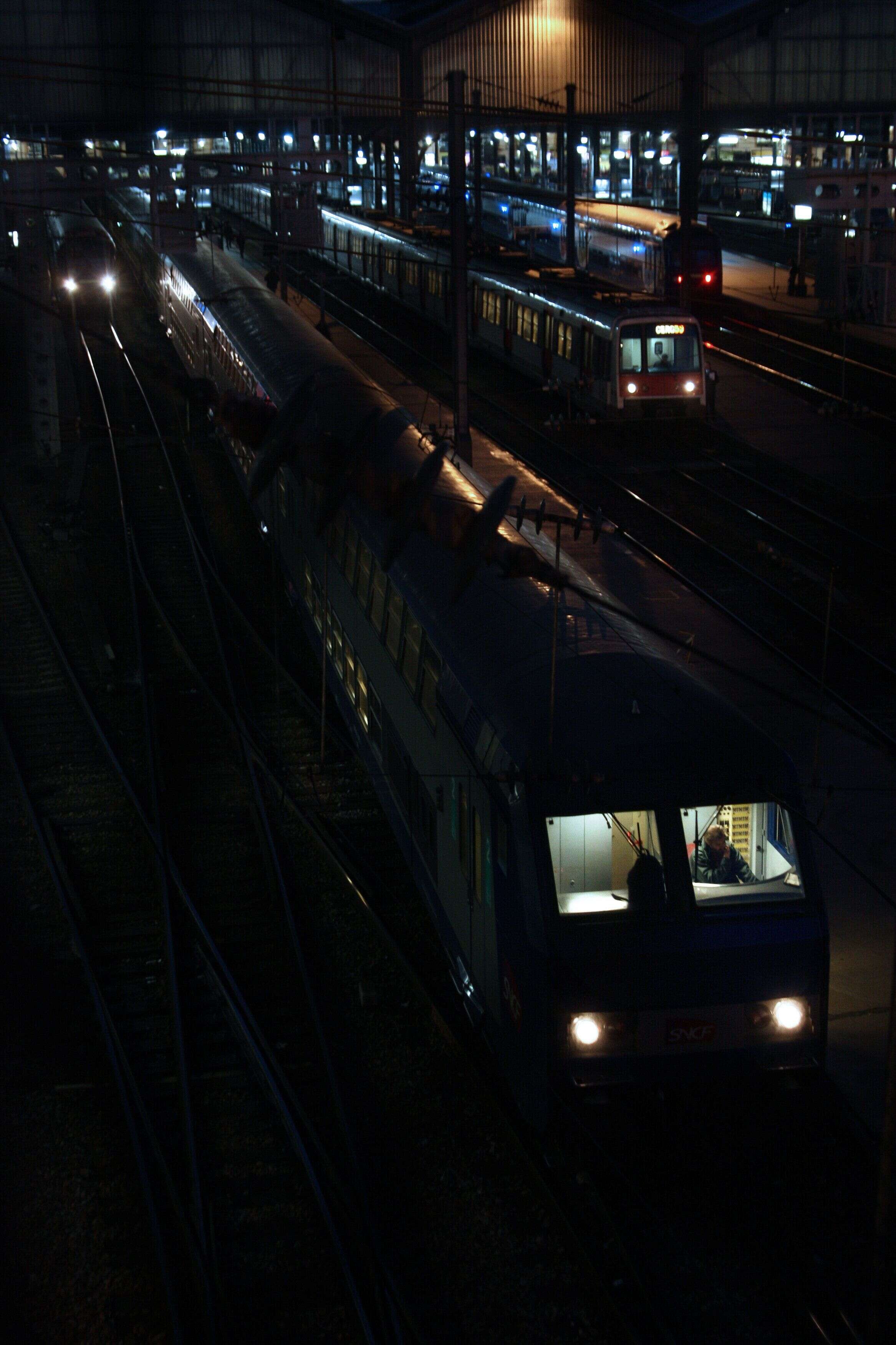 Images de trains dans une gare parisienne le 15 novembre 2007.