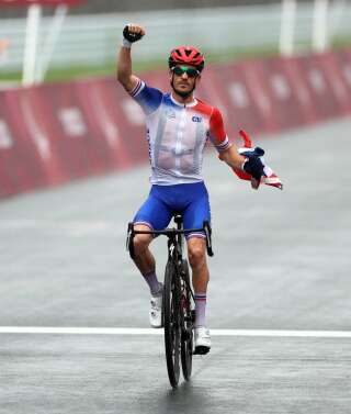 Le cycliste Kevin Le Cunff célèbre sa médaille d'or vendredi 3 septembre aux Jeux paralympiques de Tokyo.