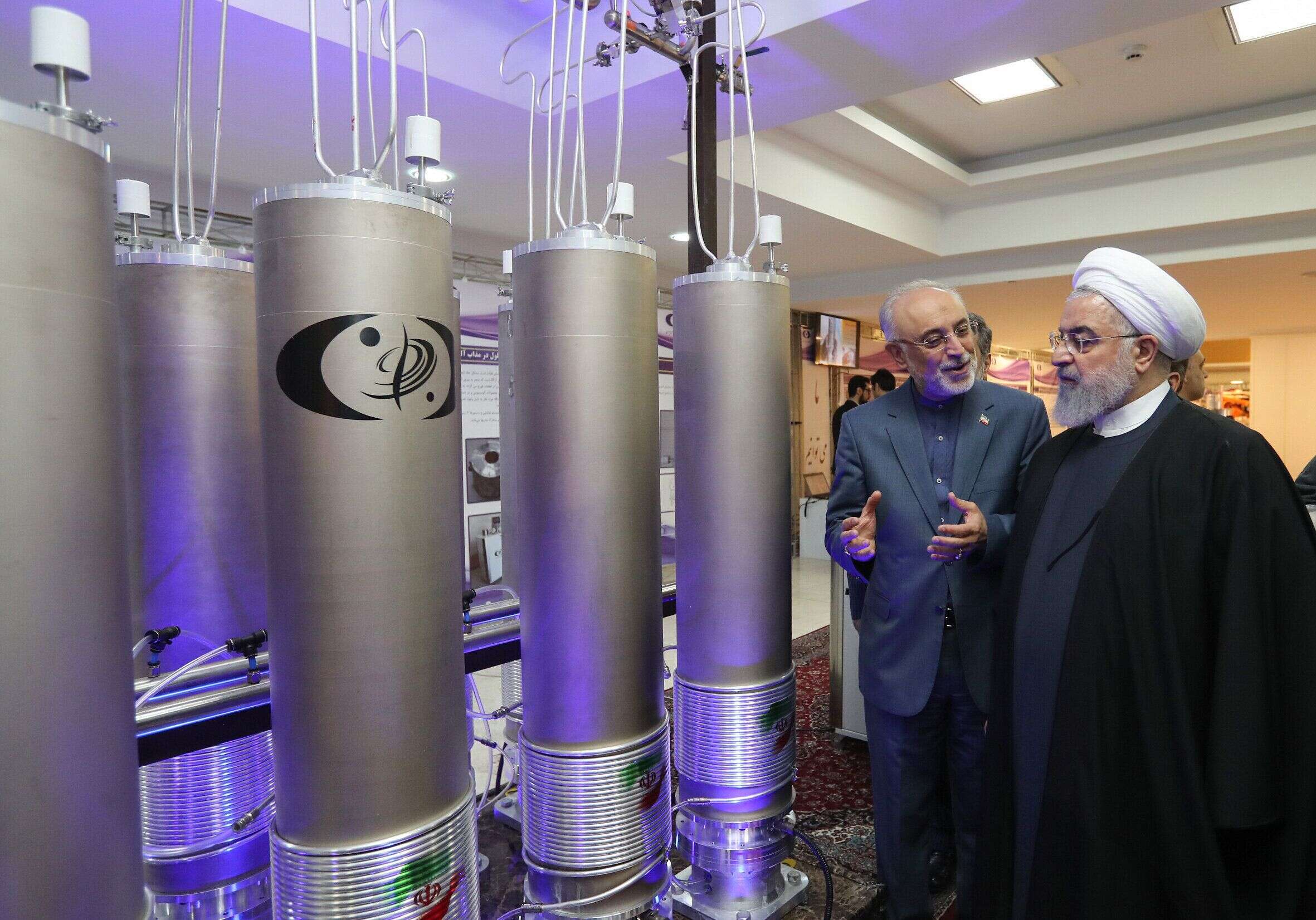 Photo d'illustration : le président iranien Hassan Rouhani devant des technologies nucléaires lors du 