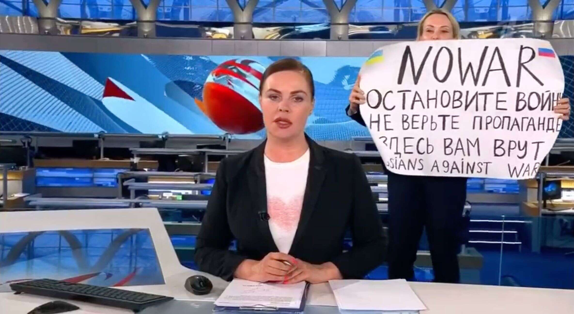 Marina Ovsiannikova, journaliste pour la principale chaîne de Russie, Pervi Kanal, avait interrompu le journal télévisé en diffusant un message contre la guerre en Ukraine. Jugée, elle n'a écopé que d'une faible amende.