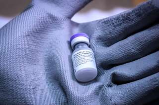 Un flacon du vaccin Pfizer-BioNTech contre le Covid-19 reçu par l'AP-HP ce samedi 26 décembre 2020.