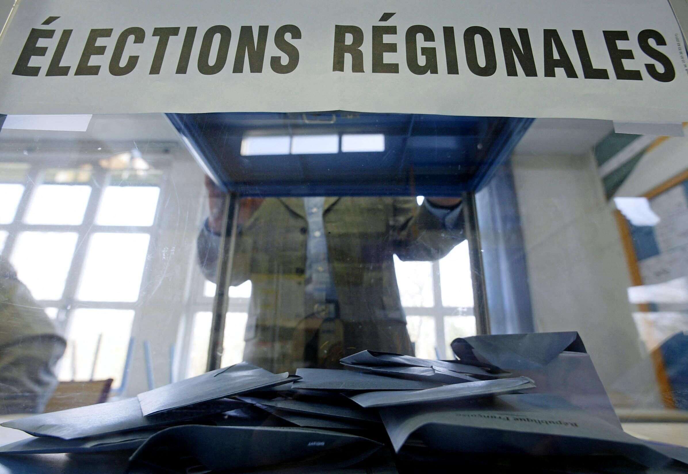Pour les régionales, les membres des bureaux de vote prioritaires pour la vaccination (Photo prétexte d'une urne lors du scrutin en mars 2004 au second tour des élections régionales. Photo par OLIVIER MORIN / AFP)