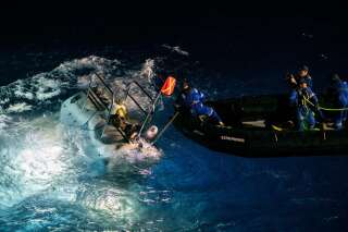 En battant le record de plongée sous-marine, Victor Vescovo découvre du plastique