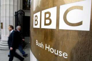 Des piétons passent devant les locaux de la BBC à Londres le 7 décembre 2004.