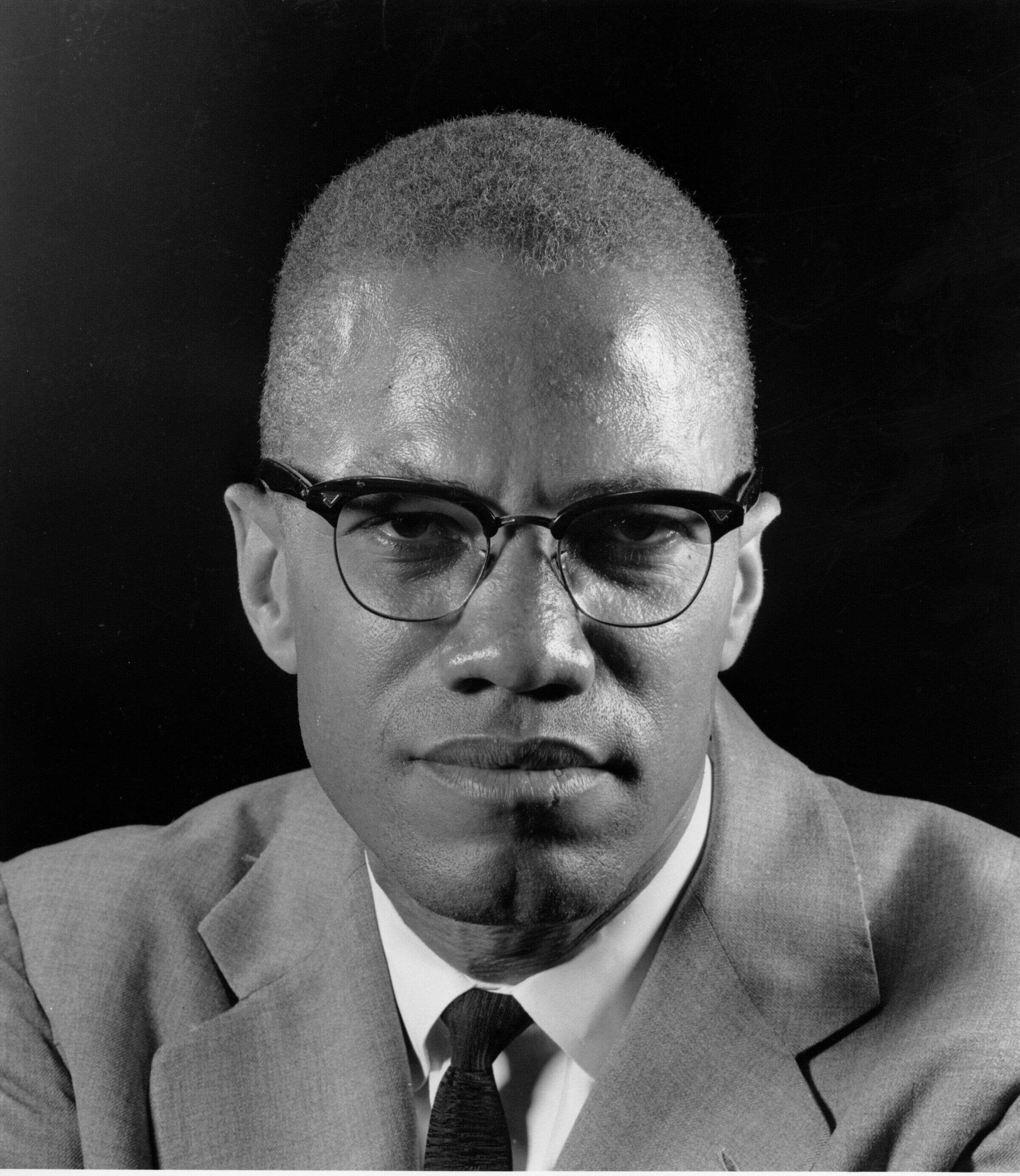 Malcolm X, ici posant lors d'une interview à new York, en 1964.