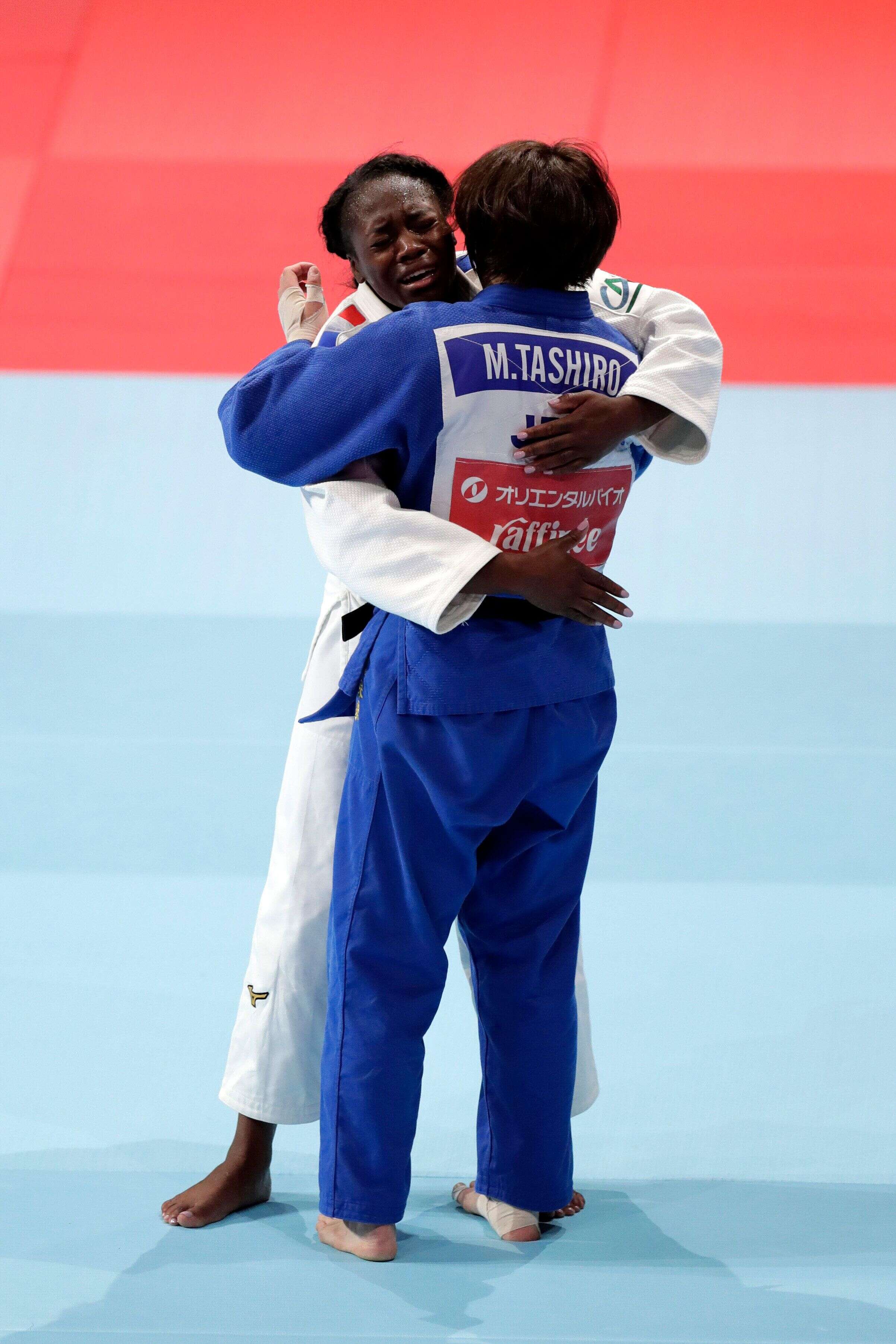 Clarisse Agbegnenou (en blanc) tombe dans les bras de son adversaire Miku Tashiro après sa victoire aux Mondiaux de judo, ce mercredi 28 août 2019