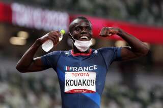 Le sprinteur Charles-Antoine Kouakou, 6e médaille d'or française à Tokyo, célèbrant sa victoire dans la finale du 400 mètres (catégorie T20).