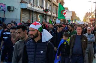 Des Algériens défilent lors d'une manifestation anti-gouvernementale à Bordj Bou Arreridj, en Algérie, le 14 février 2020.
