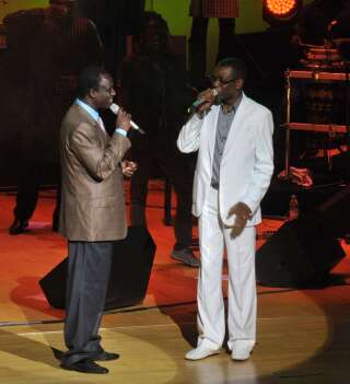 Le chanteur sénégalais Thione Seck (à gauche) avec Youssou Ndour lors d'un concert en 2012
