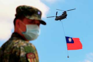 Un garde devant le drapau taiwanais, transporté par hélicoptère lors d'une répétition pourune cérémonie le 28 septembre. (Photo by Ceng Shou Yi/NurPhoto via Getty Images)