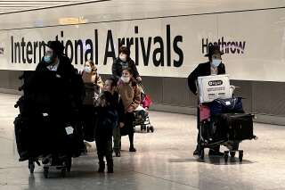 Variant Omicron: le Royaume-Uni abandonne déjà sa liste rouge des voyages
