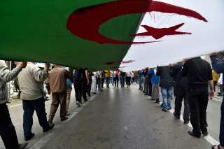 Un drapeau algérien géant déployé lors d'une manifestation anti-gouvernementale, à Alger, le 2 avril 2021.