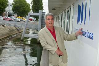 Le journaliste Georges Pernoud, le 16 juin 2004, quai de Javel à Paris, devant le bateau de l'émission de France 3 Thalassa.