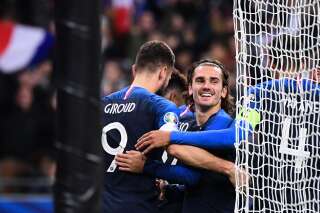 Olivier Giroud et Antoine Griezmann célèbre un but au Stade de France ce 14 novembre lors de France-Moldavie.