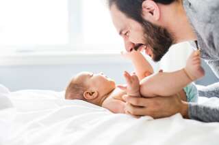 Le congé paternité devrait durer 2 ou 3 semaines au lieu de 11 jours selon ce rapport remis au gouvernement