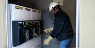 Un employé d'EDF rétablit le courant dans un transformateur, photo d'illustration.