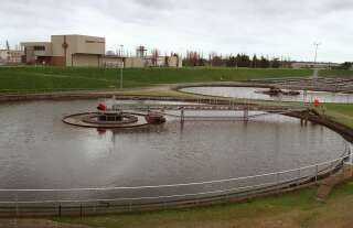 Des eaux usées reposent, le 11 février 2002, dans les bassins de décantation de la station de traitement des eaux 