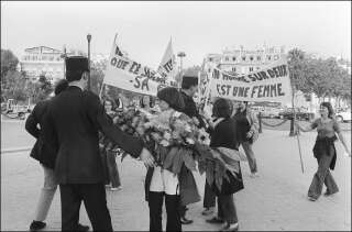Le 26 août 1970, neuf femmes posent une gerbe pour la femme du Soldat inconnu. Sur leur bannière, on peut lire: 