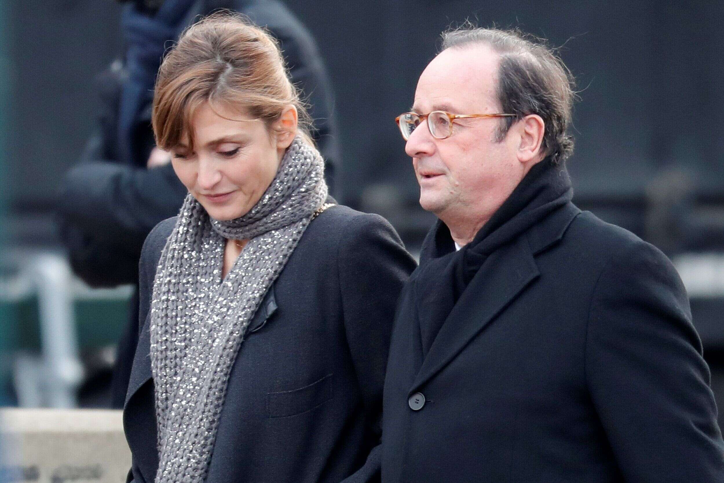 L'ancien président français François Holland et Julie Gayet à l'église de la Madeleine à Paris lors des funérailles de Johnny Hallyday à Paris le 9 décembre 2017.