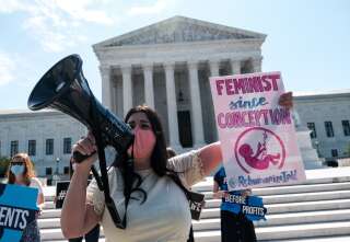 Devant la Cour suprême des États-Unis, des manifestants opposés au droit à l'avortement s'étaient regroupés avant l'annonce de la juridiction.