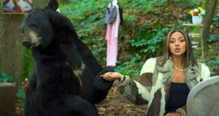 Une capture d'écran du clip où la chanteuse s'affiche avec un ours